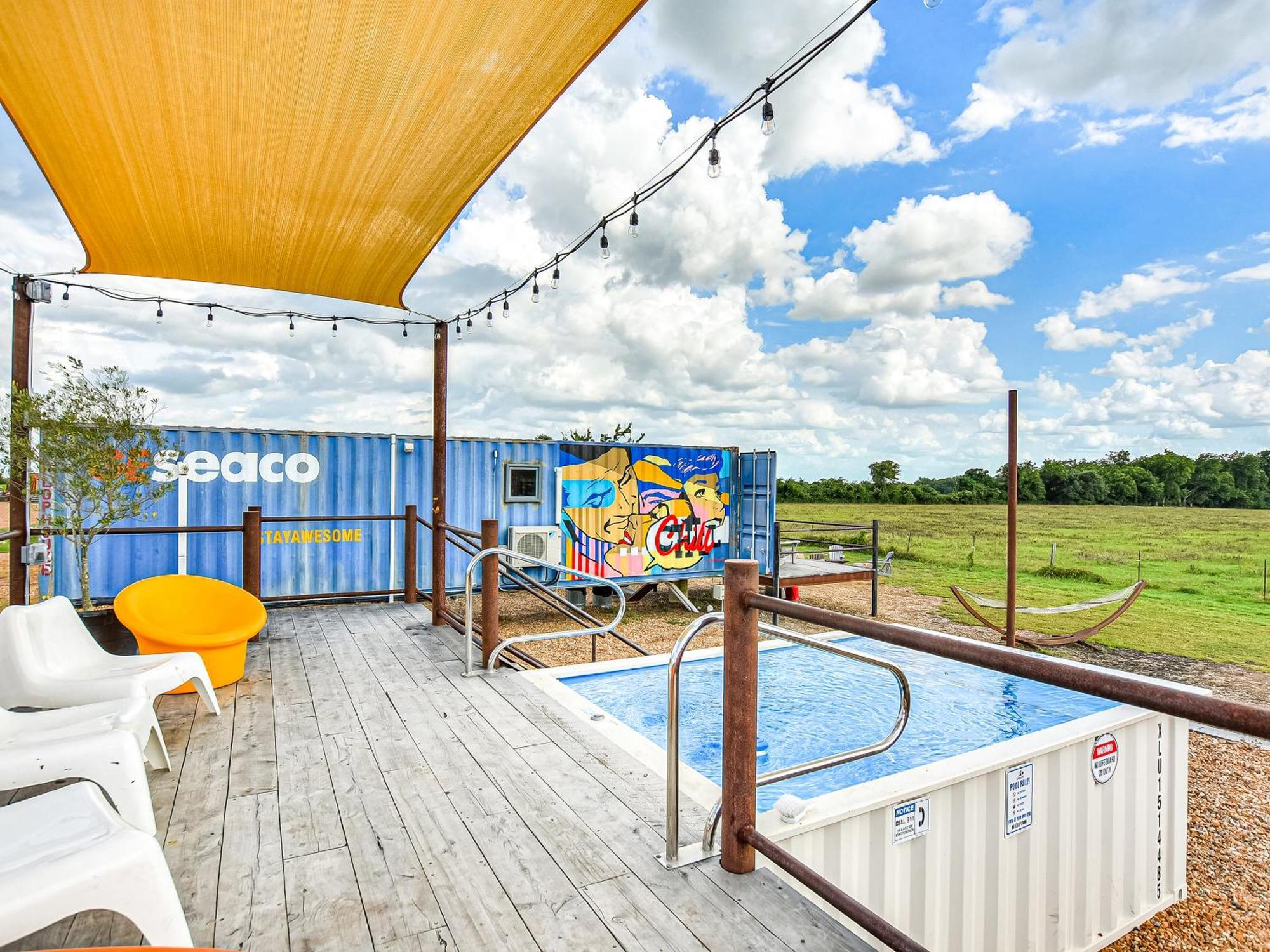 Flophouze Shipping Container Hotel Round Top Exterior foto